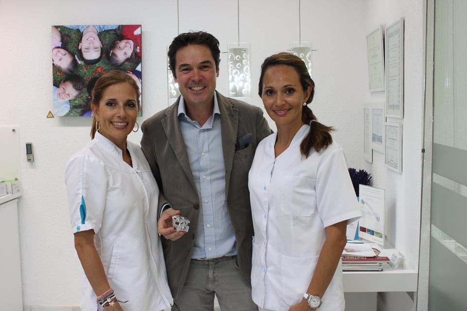 Las doctoras Ana María Cantor y Margarita Cantor en la clínica Odontokids Málaga con el Dr. Luis Carriere, referente mundial del Sistema Carriere de Ortodoncia. (Abril 2016)