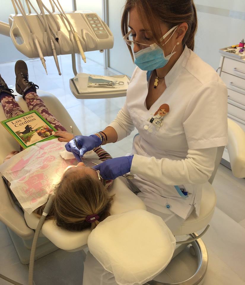 Con una pequeña paciente y trabajando por una odontología de calidad. En Odontokids Málaga le ponemos corazón a nuestro trabajo.