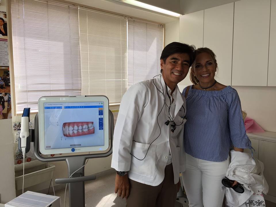 La Dra. Ana María Cantor visitando la prestigiosa clínica en Tokio del Dr. John Kaku ortodoncista de University of California y MSD de Boston University. Ha publicado más de 40 artículos y ha dado conferencias en todo el mundo. Instructor en la Academia Japonesa de Ortodoncia No Extractiva. (Septiembre de 2017)